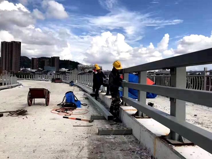 貴州道路護(hù)欄安裝